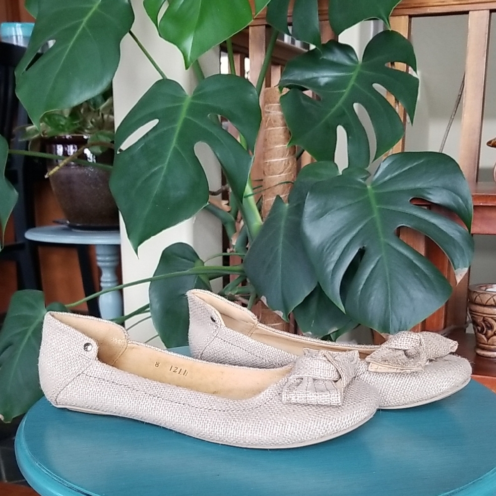 Livie and Luca Women's Beige Burlap Flats With Bows New/like new No Tags Size 8